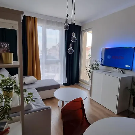 Golden Leaf, Swimming Pool View Apartment *